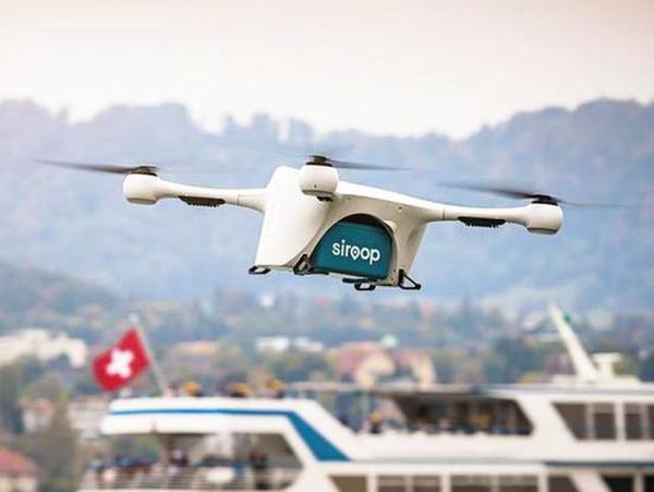 9月28日获得照片显示：马特尼特公司的无人机“快递”沿着苏黎世河飞行。（新华/美联）