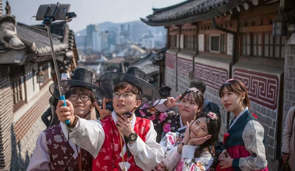 ▲韩国游客在古迹留影 （图片来源：每日邮报）