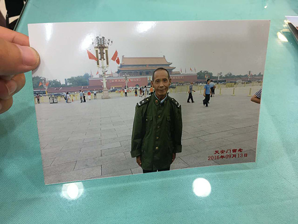 去年国庆节，高源为一名叫国庆的老人拍下照片。