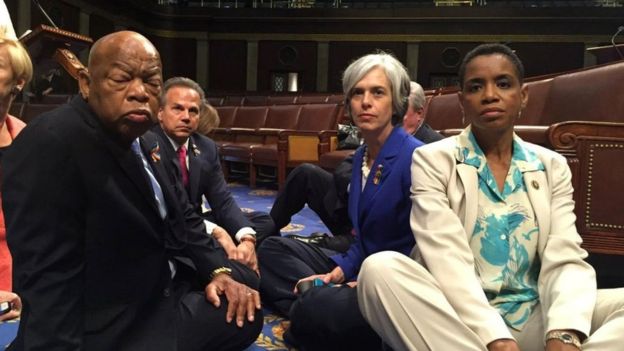 美国民主党议员静坐抗议国会不审议禁枪法案