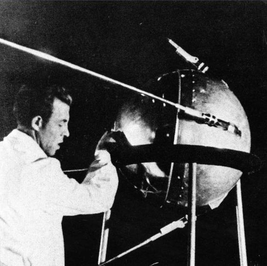 ▲“斯普特尼克”号发射前，苏联技术人员正在进行调试。（NASA）