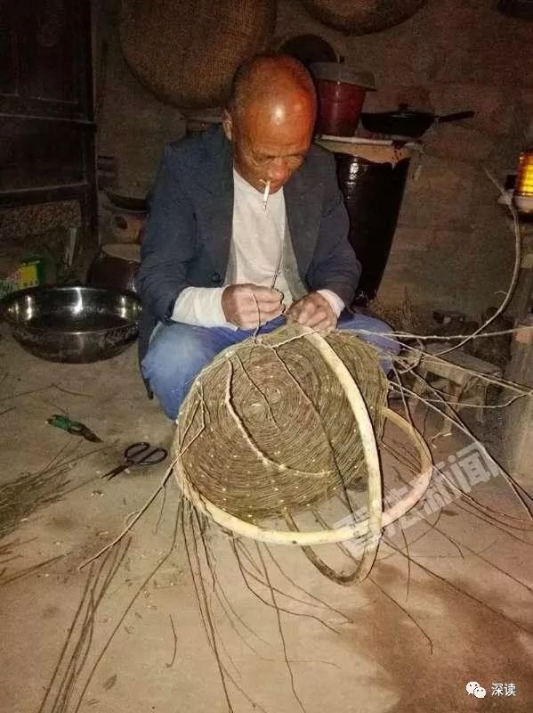 李兴桂老人编篮子，一个卖70块钱，赚钱给老伴买奶粉。摄/法制晚报·看法新闻记者 李夏 王晋龙