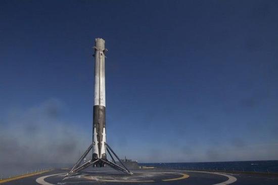▲美国太空探索技术公司（SpaceX）的“猎鹰9”火箭