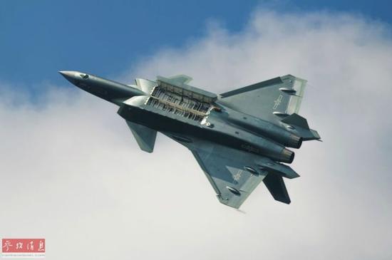 ▲资料图片：歼-20（量产型）隐身战机进行空中开启弹舱测试。
