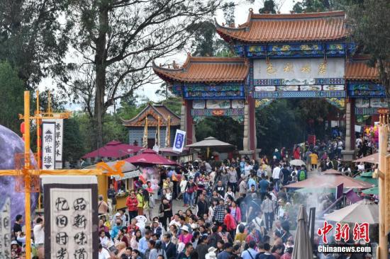 10月8日，于国庆节期间与游客见面的昆明茶马花街游人如织。中新社记者 任东 摄