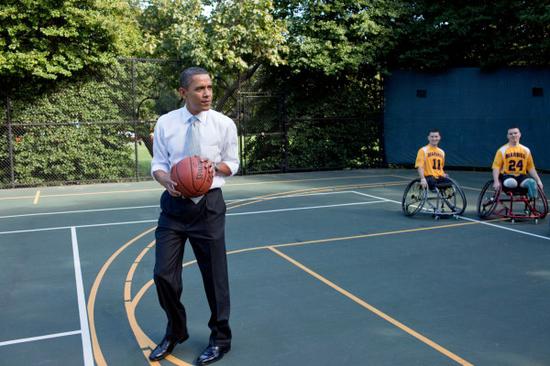 奥巴马在老布什的网球场里安装了篮框