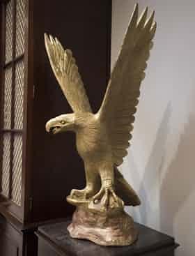 特朗普选择的老鹰雕塑