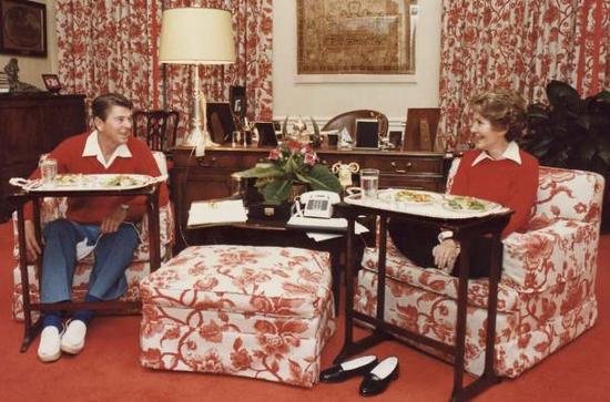 1981年，美国前总统罗纳德·里根和妻子南希·里根在办公室