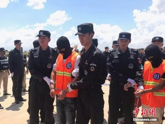 10月12日，70余名在柬埔寨涉嫌网络诈骗的中国嫌犯，在柬移民局警方和中国警方押送下从金边机场被遣返。中新社记者 钟欣 摄