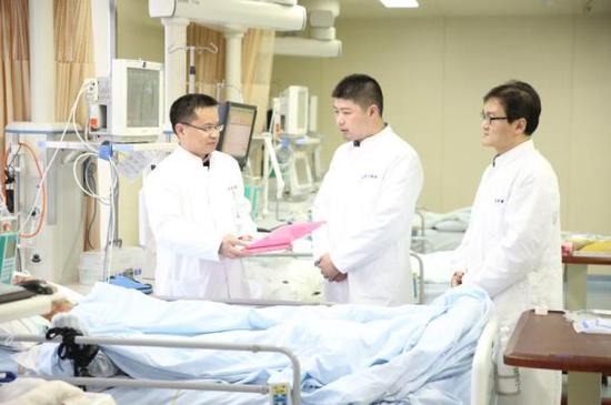 上海东方医院的神经外科专家正在查房。 东方医院供图