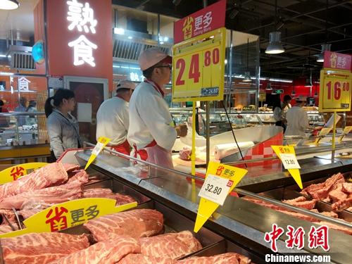 市民正在超市里购物。中新网记者 李金磊 摄
