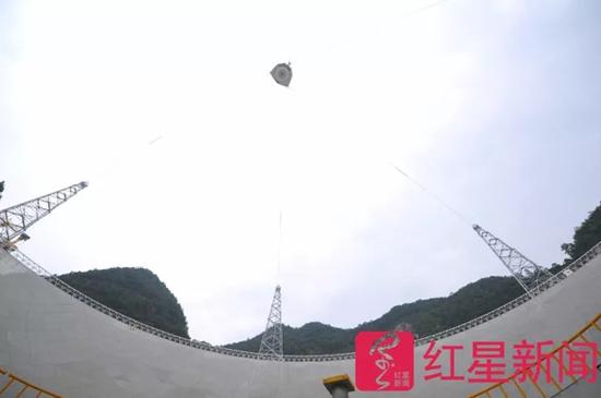 站在“天眼”底部往外看，顶上是馈源舱。