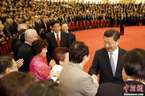 图为2014年6月6日，中共中央总书记、国家主席习近平在北京人民大会堂会见第七届世界华侨华人社团联谊大会代表。
