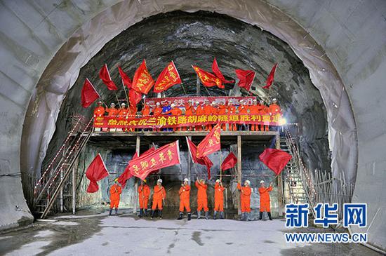 6月19日，在兰渝铁路胡麻岭隧道内，工程技术人员欢呼庆祝隧道成功贯通。当日上午，兰（兰州）渝（重庆）铁路最后一座隧道——全长13.6公里的胡麻岭隧道胜利贯通。新华网 图