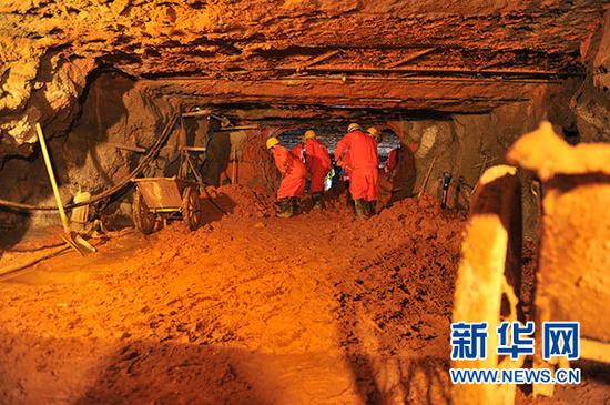 6月19日，施工人员在兰渝铁路胡麻岭隧道内作业。新华网 图