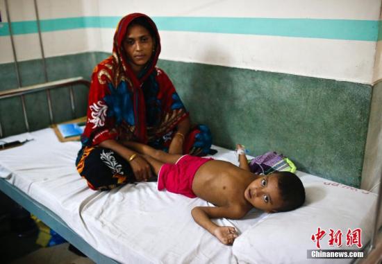 9月27日，一位儿童躺在达卡一家医院的病床上。孟加拉国目前面临公共医疗卫生方面的挑战，包括有限的、不公平的医疗服务使用权，以及缺乏足够的资源来满足人口的需求。 中新社记者 刘关关 摄