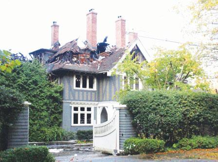 图：百年老宅遭火灾损毁（图片来源：加拿大《明报》记者伍皑婷拍摄）