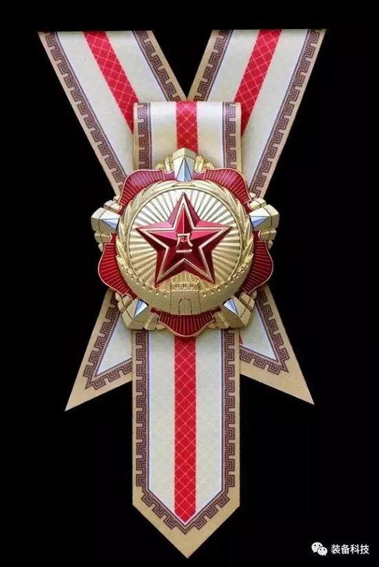 原国防科工委科学技术委员会正军职常任委员程开甲，是忠诚奉献、科技报国的“两弹一星”元勋，2017年7月28日被中央军委授予“八一勋章”。