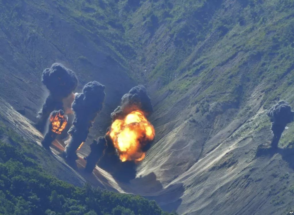 ▲上图：8月29日，美军首次同时出动了F-35与B-1B两种战机实施轰炸演习，向朝鲜秀“肌肉”。下图：在美韩联合演习中的炸弹爆炸现场。