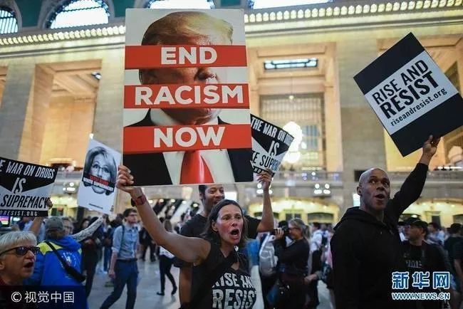 ▲9月18日，美国纽约，当地民众举行“反白人种族主义”集会，抗议总统特朗普。