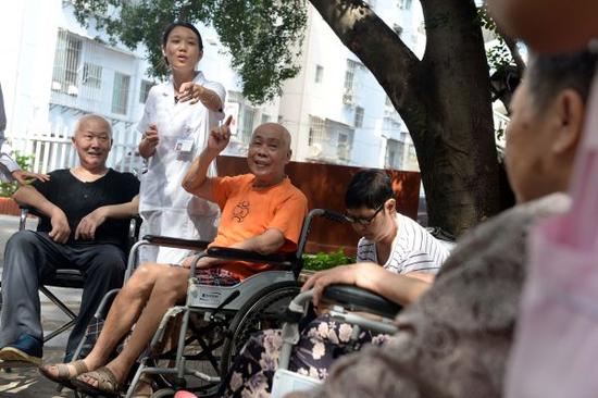 资料图：养老服务中心的老人在护理人员的陪伴下休息聊天。新华社记者 彭昭之 摄
