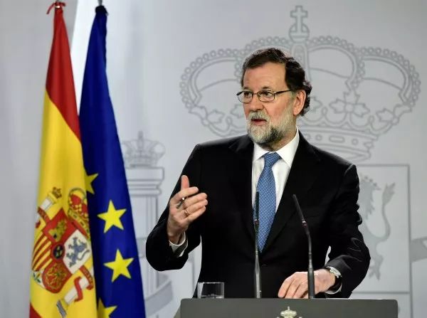 10月27日，在西班牙马德里，西班牙首相拉霍伊发表电视讲话，宣布解除加泰罗尼亚自治区主席职务，解散自治区议会，并宣布12月21日举行自治区选举。新华社/法新