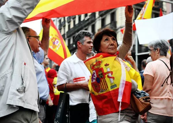 9月30日， 数以万计的民众在西班牙加泰罗尼亚自治区首府巴塞罗那参加反独立公投大游行。新华社记者郭求达摄