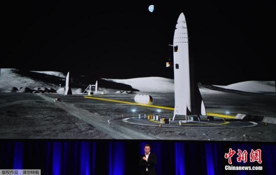 资料图：当地时间9月29日，美国太空探索技术公司SpaceX首席执行官伊隆·马斯克在澳大利亚阿德莱德举行的第68届国际宇航大会上发表演讲。马斯克称，SpaceX的新型火箭BFR时速最高可达2.9万公里，我们可以利用它在一个小时内到达地球上的任何一个地方。