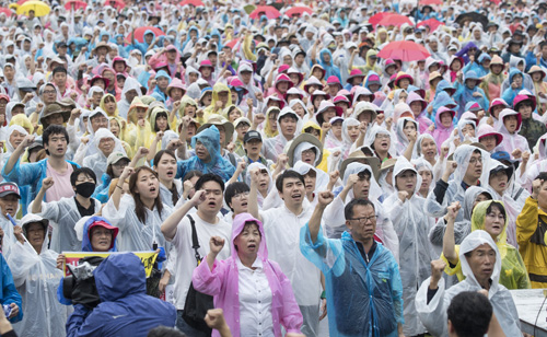 资料图：数千名韩国民众8月15日在首尔参加大规模反对“萨德”、反对韩美军演的和平游行示威活动。