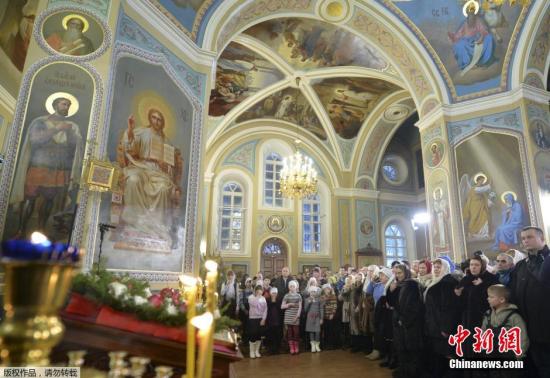 资料图：当地时间2016年1月7日，俄罗斯特维尔州，总统普京出席东正教圣诞庆祝仪式。每年的1月7日是东正教圣诞节，而受东正教文化影响最深的就是俄罗斯人。