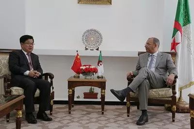 ▲驻阿尔及利亚大使杨广玉与阿尔及利亚公共工程和交通部长阿卜杜勒哈尼·扎阿拉内