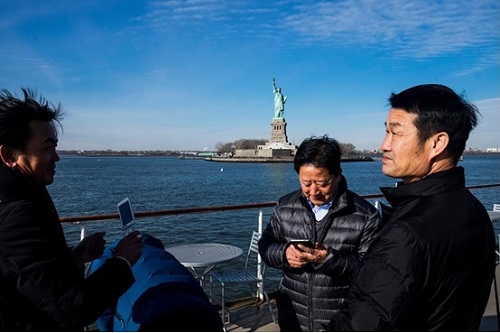 在纽约乘船游览的中国游客（美国《纽约时报》网站资料图片）