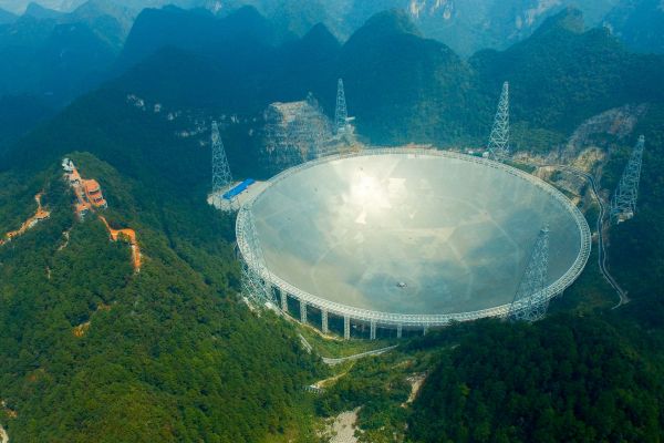 中科院国家天文台10月10日宣布，“中国天眼”发现2颗新脉冲星，距离地球分别约4100光年和1.6万光年。