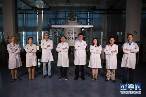 　王文超、张欣、张钠、王俊峰、刘青松、刘静、林文楚、任涛（从左至右）在中科院合肥物质科学研究院强磁场科学中心（8月17日摄）。哈佛“八博士”共聚合肥科学岛建起世界上最先进的强磁场实验装置的故事，是近年来“归国圈里”的美谈。