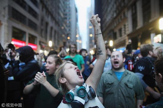 2011年10月14日，美国纽约，“占领华尔街”抗议者与警察发生冲突，数十名抗议者被逮捕。 来源：视觉中国