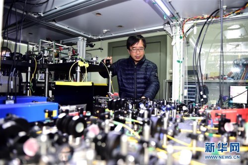 　潘建伟在中国科学技术大学一实验室内了解科研情况（2016年2月25日摄）。量子物理学家潘建伟率高徒陈宇翱、陆朝阳先后回国，三人三夺世界量子电子学和量子光学领域最高荣誉——菲涅尔奖。他们在回国后组建了一支中国物理界的“梦之队”。