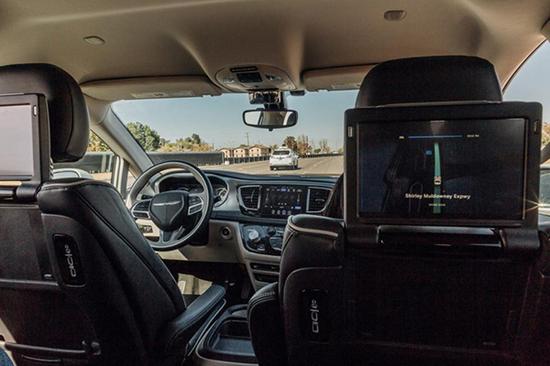 从车内视角来看没有司机在车内的Waymo自动驾驶路测。