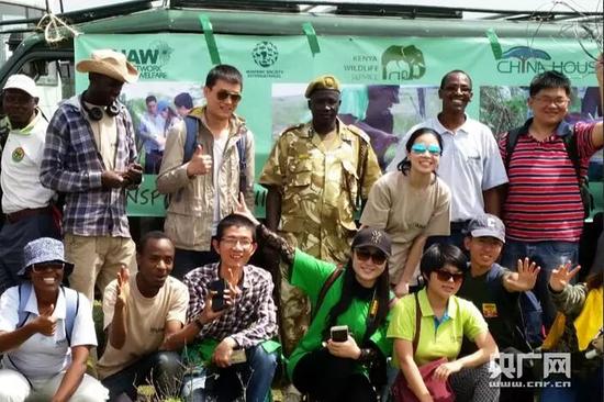 中国青年在肯尼亚做野生动物保护