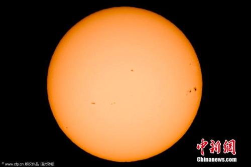 资料图片：太阳表面肉眼可见的大黑子群。