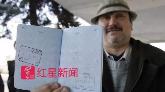  ▲一名男子展示他的护照 图据CNN
