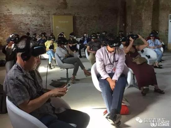 世界银行Film4Climate气候VR短片竞赛采用虚拟现实技术，在本届气候大会上博得了不少眼球。（彭大伟 摄）