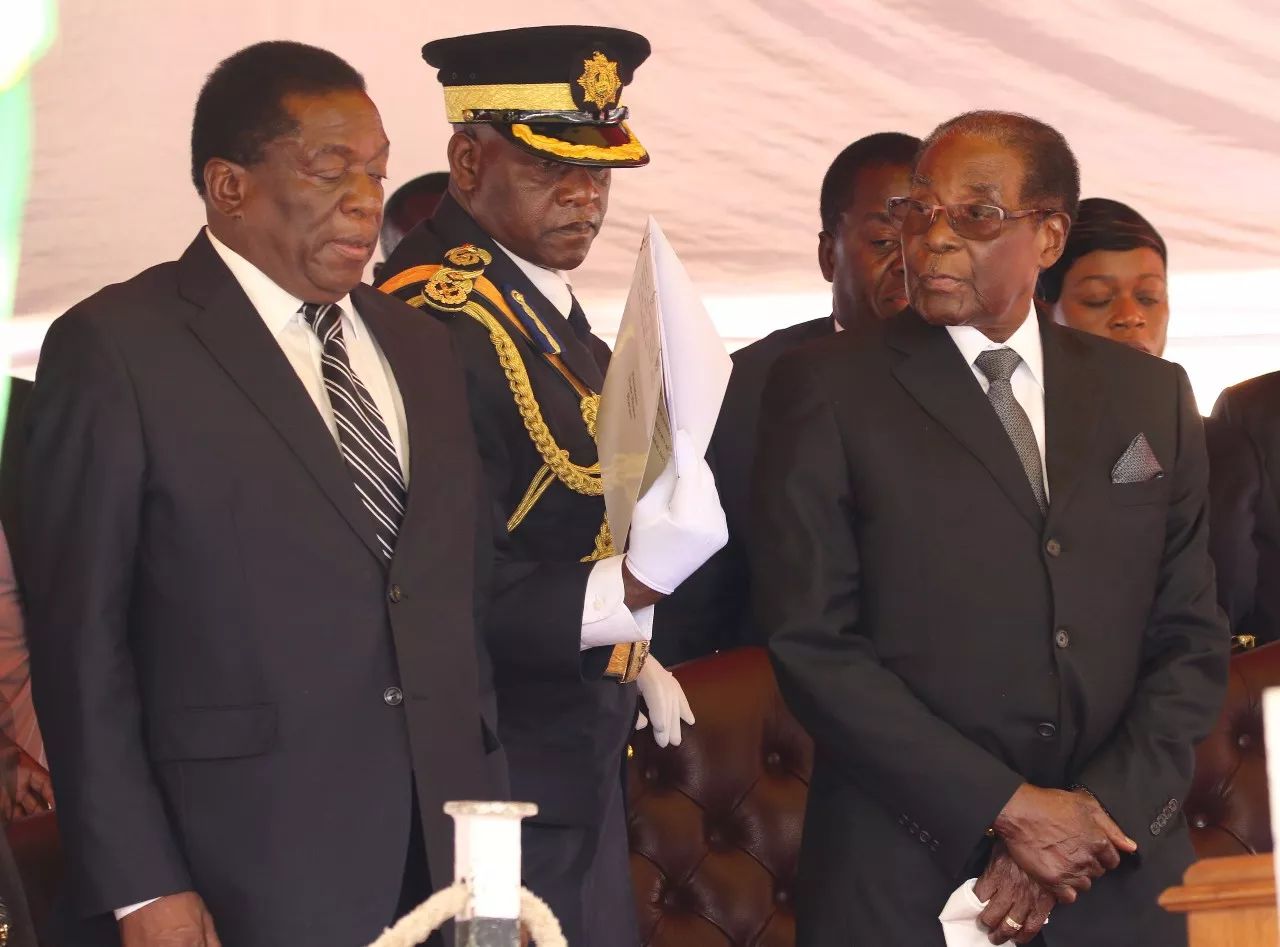 这是11月1日在津巴布韦首都哈拉雷拍摄的津巴布韦总统穆加贝（前右）和时任副总统的姆南加古瓦（前左）出席活动的资料照片。新华社发（费列蒙摄）