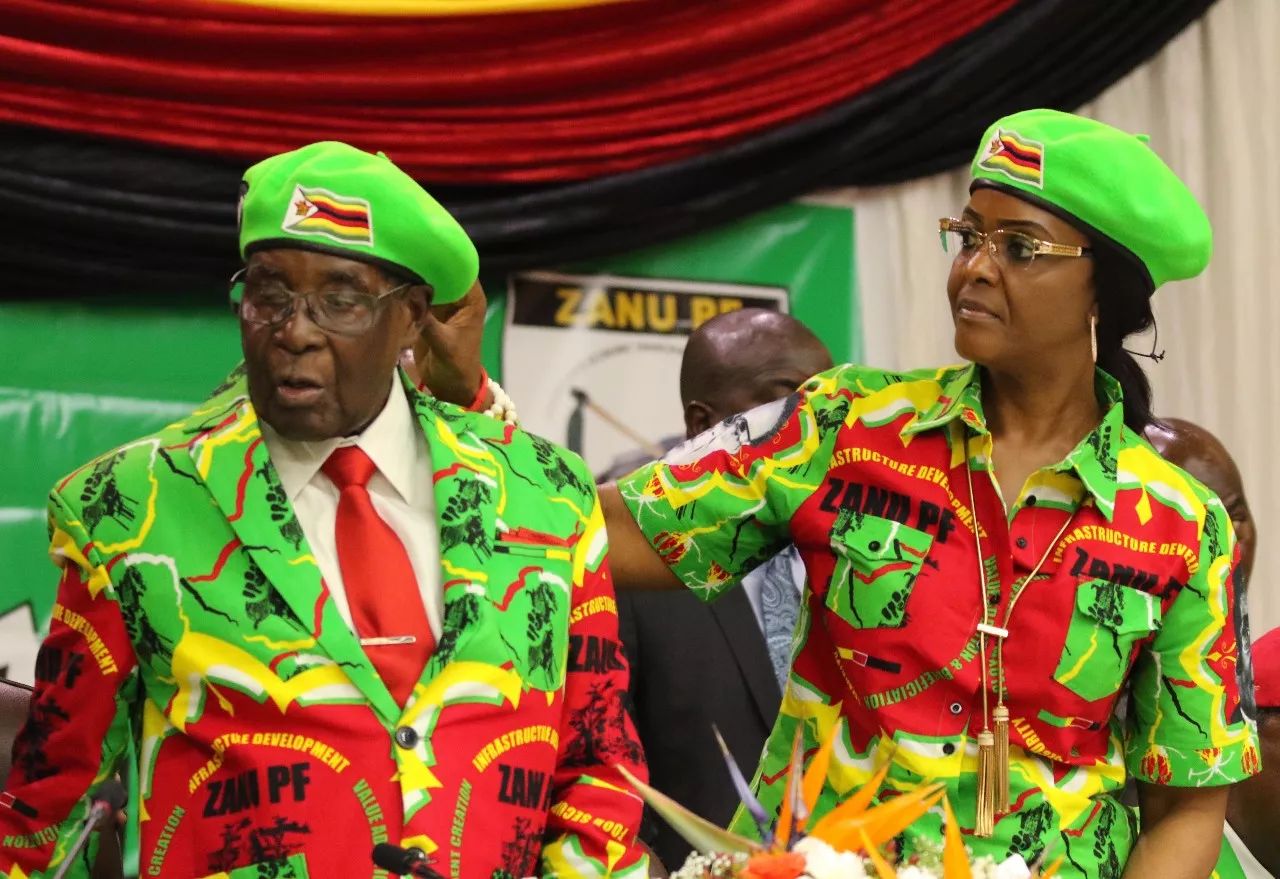 10月7日，在津巴布韦哈拉雷，津总统罗伯特·穆加贝（左）和夫人格雷丝·穆加贝出席津巴布韦非洲民族联盟-爱国阵线（民盟）下属的青年团集会。新华社发（费列蒙摄）