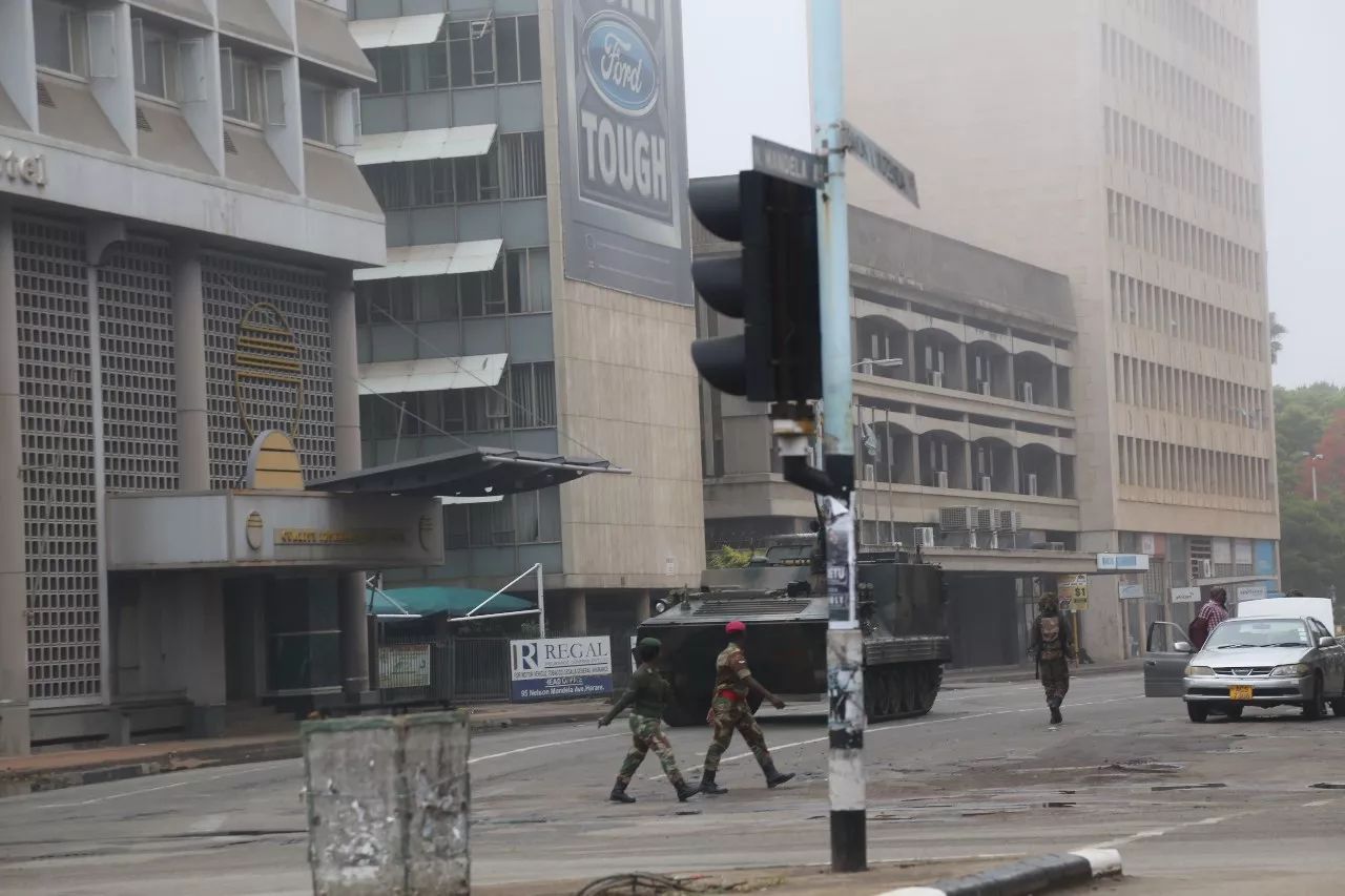 11月15日，在津巴布韦首都哈拉雷，士兵和军车在街头巡逻。新华社发（陈雅琴摄）