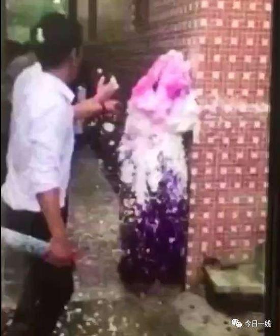 但就在一转身过来的瞬间