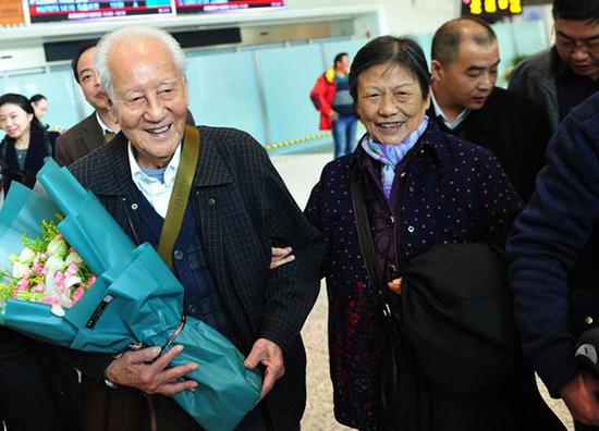 黄旭华和夫人在机场。 长江网-长江日报 图