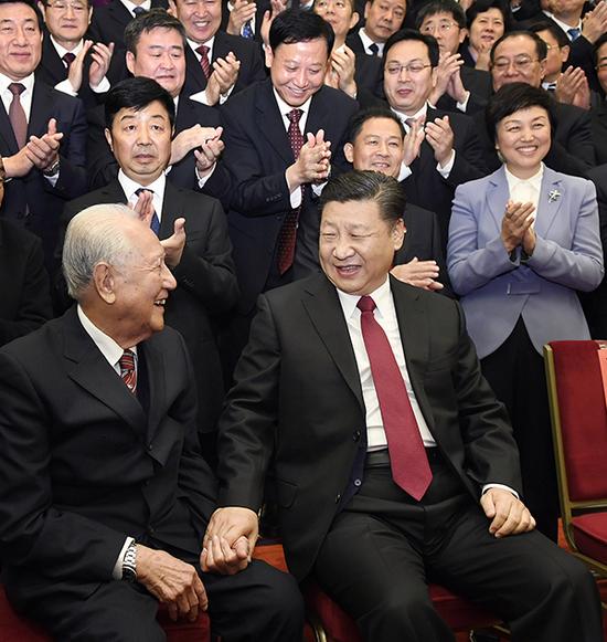 11月17日，全国精神文明建设表彰大会在北京人民大会堂举行。这是习近平邀请黄旭华代表坐在自己身边合影。 新华社 图