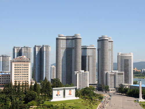 资料图片：朝鲜首都平壤万寿台仓田街的高层住宅楼（2012年9月5日摄）。新华社记者杜白羽摄