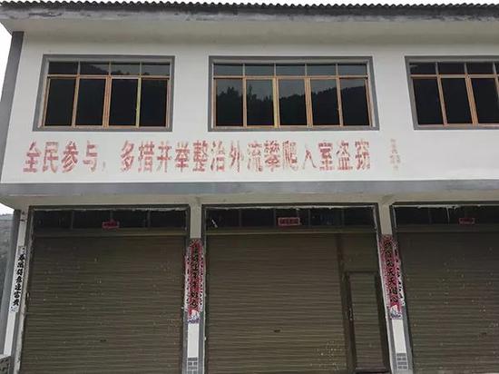 板场镇上整治攀爬入室盗窃的刷墙标语。澎湃新闻记者 邵克 图