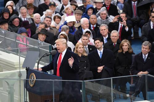 资料图片：1月20日，在美国首都华盛顿国会山，特朗普（前）在美国第45任总统就职典礼上发表讲话。新华社记者 殷博古 摄